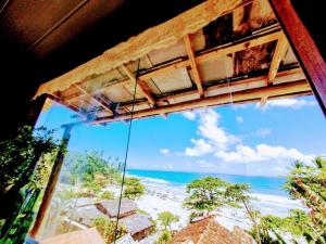 a view of the beach from a window of a building at MistiHouse Surf & Amor con vista al mar a 50 mts de la playa in Itacaré