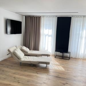 a living room with a couch and a flat screen tv at Le onze in Namur