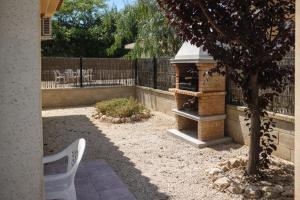 a backyard with a bird house and a fence at Casa Sastre - "Pet Friendly - Piscina Privada - Playa - BBQ - Parking - Delta de l'Ebre - Riumar" in Riumar