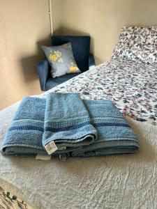 a pile of blankets sitting on top of a bed at Condomínio Central Sobradinho in Uruguaiana +16 photos