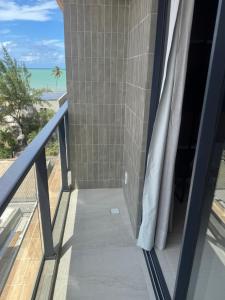 a walk in shower with a view of the ocean at Garden Haus - Flat beira mar in João Pessoa