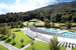 an aerial view of a resort with a swimming pool at Hotel Core Suites Estadio Akron in Zapopan