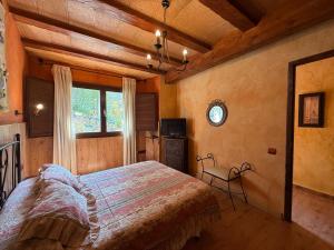 una camera da letto con un letto e un orologio a muro di Paraje el Serbal a Benatae Altre 66 foto