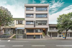 an apartment building on the corner of a street at Break Estudios Manizales in Manizales