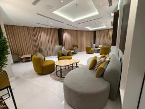 a waiting room with a couch and chairs at فندق ستل أوشن in Jazan