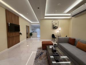 a living room with a couch and a tv at فندق ستل أوشن in Jazan