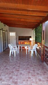 a patio with a table and chairs and a piano at Complejo Aura in Colón