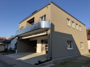 a building with a balcony on the side of it at Alte Feuerwache "nur wenige Minuten von Freiburg" in Hugstetten