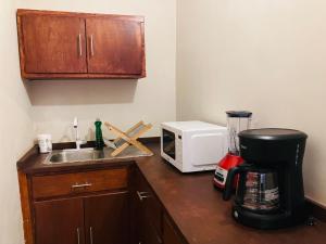 eine Küchenzeile mit Kaffeemaschine und Mikrowelle in der Unterkunft Casa Mayaka in La Paz