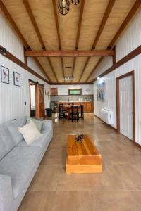 a living room with a couch and a table at Refugio Matteo&Colo Sur de Chile in Panguipulli