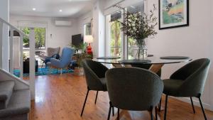 a dining room with a table and chairs at Kingfisher Loft in Daylesford