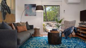 a living room with a couch and a table at Kingfisher Loft in Daylesford