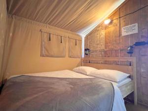 a bedroom with a bed in a room at De Mier in Hulshorst