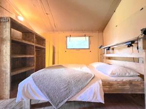 a bedroom with two bunk beds and a window at de Krekel in Hulshorst
