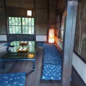 a small room with a glass table and a bench at 尾上邸 日本遺産の一棟貸し 離島の宿 in Marugame