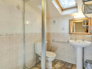 a bathroom with a toilet and a sink at Bilbrook- Ukc4913 in Timberscombe