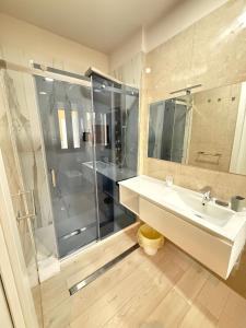 a bathroom with a sink and a shower at La suite N4-elegant suite near lido beach in Alghero