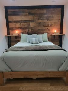 a bedroom with a large bed with a wooden headboard at Loft La Pause Orford in Magog-Orford +31 photos