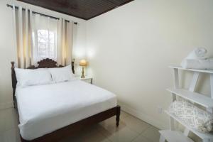 a bedroom with a white bed and a window at Casa Alexa Venecia in Venecia +47 photos