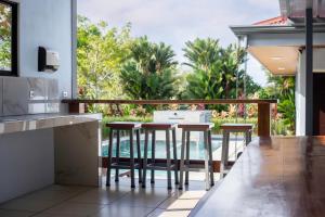 a kitchen and dining area with a view of a pool at Casa Alexa Venecia in Venecia