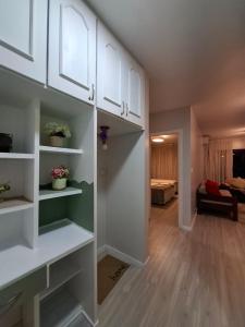 a room with white shelves and a living room at Flat com Vista Teatro Amazonas in Manaus