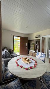 a table with a hat and flowers on it in a living room at Casa Turista in Cambará +14 photos