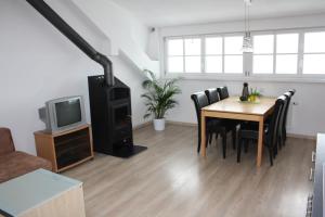 uma sala de estar com uma mesa e cadeiras e uma televisão em Hefenscherbauer em Annaberg im Lammertal
