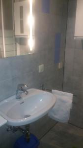 uma casa de banho com um lavatório branco e um espelho. em Hefenscherbauer em Annaberg im Lammertal