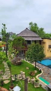 a house with a garden and a swimming pool at Moc Homestay & Villa in Cư Chinh