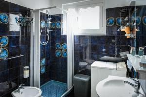 a bathroom with a shower and a toilet and a sink at Casa FONTE GRANDE a due passi dalla Clinica "Immacolata" in Celano +8 photos