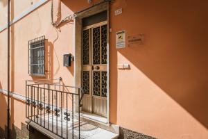 an entrance to a building with a door at Casa FONTE GRANDE a due passi dalla Clinica "Immacolata" in Celano