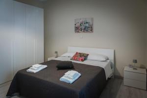 a bedroom with a bed with two towels on it at Casa FONTE GRANDE a due passi dalla Clinica "Immacolata" in Celano