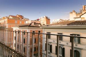 ローマにあるホテル アルタヴィラ 9の一部の建物の景色を望むバルコニーが備わります。