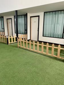 a wooden fence in front of a building at Mini Suites Cuarto Piso Alkimya in Loja