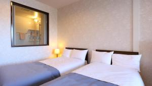 a hotel room with two beds and a mirror at Shoji Mount Hotel - Vacation STAY 83000v in Narusawa