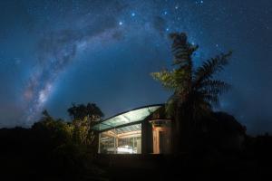 a house with a green roof under a starry sky at Tokoeka PurePod in Stewart Island