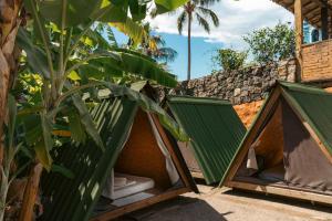 a group of tents in front of a building at Clan.Destino Hostel in Ilhabela