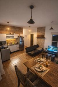 a living room with a couch and a table at Refugio del bosque - Casa con jacuzzi descanso en Piriapolis in Piriápolis