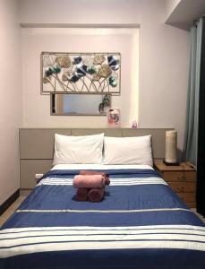 a bedroom with a bed with a teddy bear on it at Mactan Newtown Studio Type with Balcony in Punta Engaño +13 photos