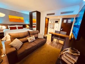 a living room with a couch and a bed at Blu Flat Prime Verbo Divino in São Paulo