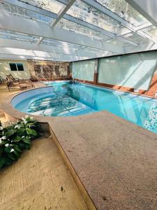 a large swimming pool in a building at Blu Flat Prime Verbo Divino in São Paulo