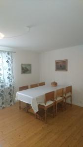 - une salle à manger avec une table et des chaises dans l'établissement Rappens Stuga,Självhushåll, à Dala Husby