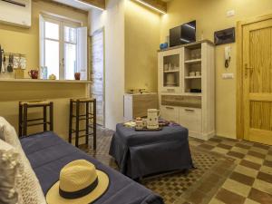 a room with two tables with hats on it at Monolocale in centro storico in Alghero