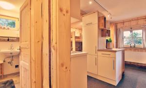 una cucina con pareti e mobili in legno e un lavandino di JoSchi Almhütte Hochkar a Göstling an der Ybbs