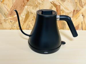 a black electric kettle sitting on a table at ゲストハウス元町 in Ise