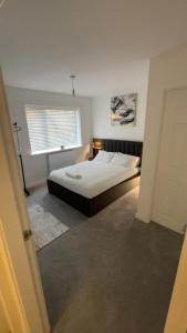 a bedroom with a bed and a window at Blackburn House for Professionals in Blackburn