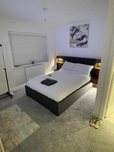 a bedroom with a large bed in a room at Blackburn House for Professionals in Blackburn