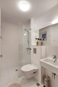 een witte badkamer met een toilet en een wastafel bij Apartments Lianto in Drasnice +73 foto's