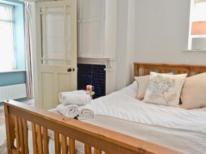 a bedroom with a bed with towels on it at Kingsley Cottage in Instow