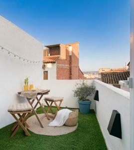 a small patio with a table and chairs on a balcony at Calderona Tiny house in Segorbe